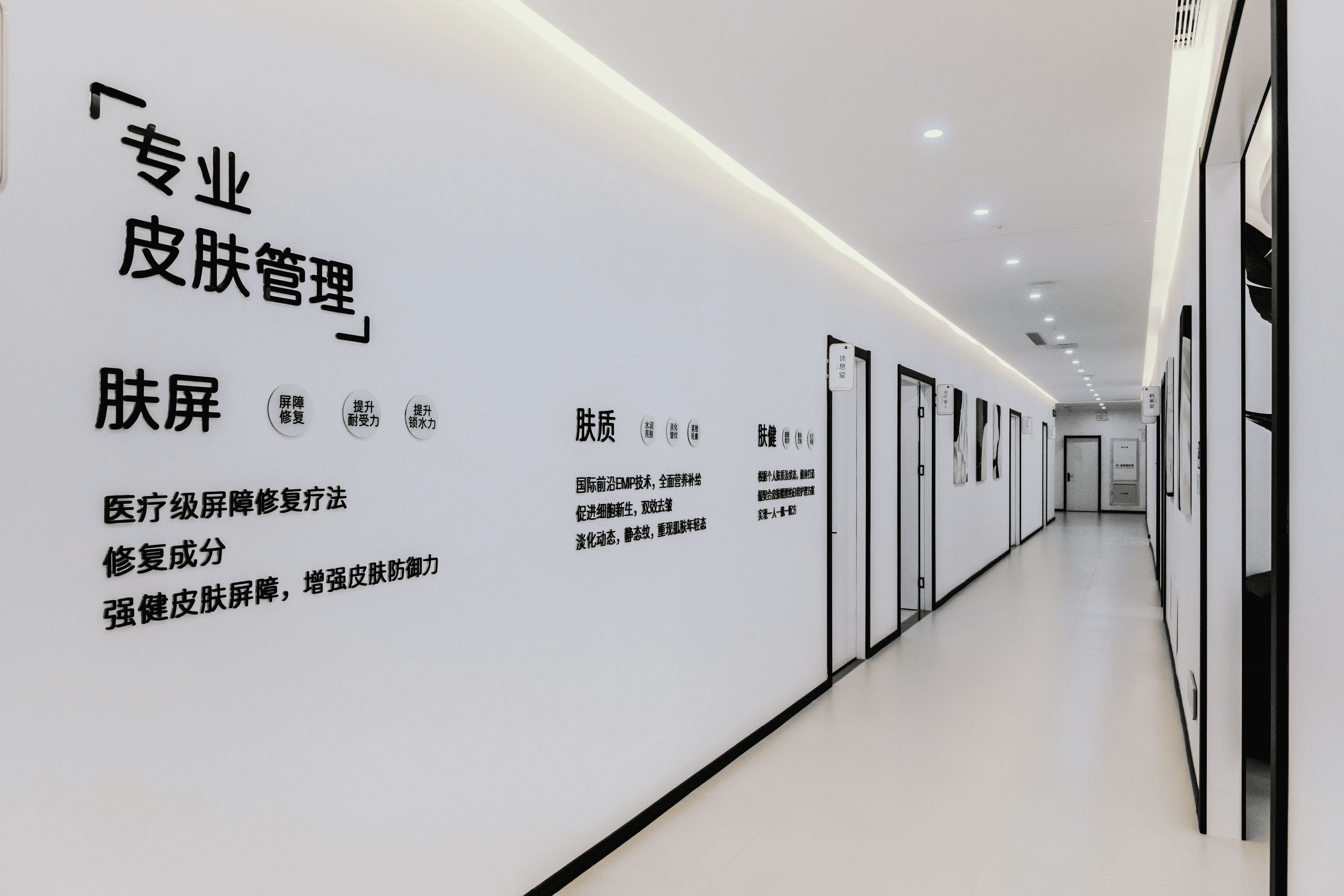 金街院区-现代简约前台接待区,配备智能预约系统,方便患者登记